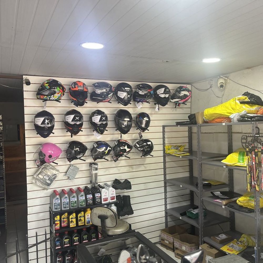 Vitrine de capacetes na loja 021 Moto Peças em Vargem Pequena, RJ